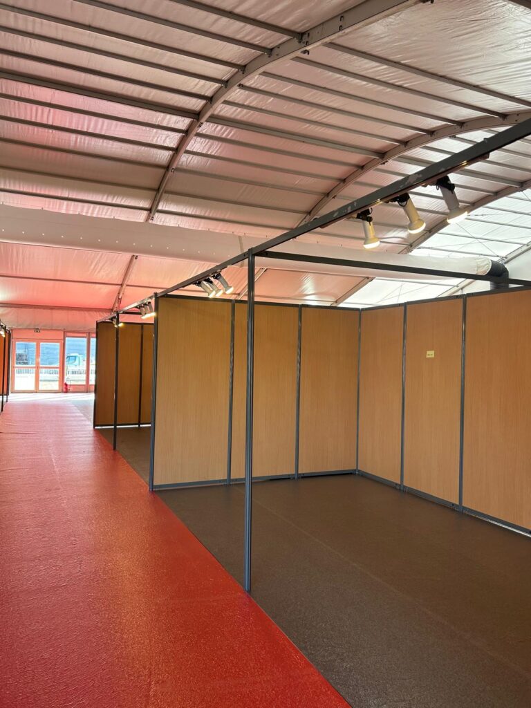 Distribution électrique Salon Habitat Pornichet – installation des stands
