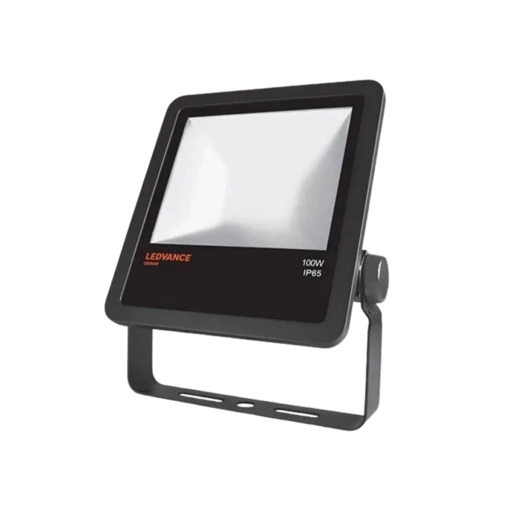 Projecteur LED rectangulaire Ledvance Osram 100W IP65 monté sur étrier orientable, fond blanc