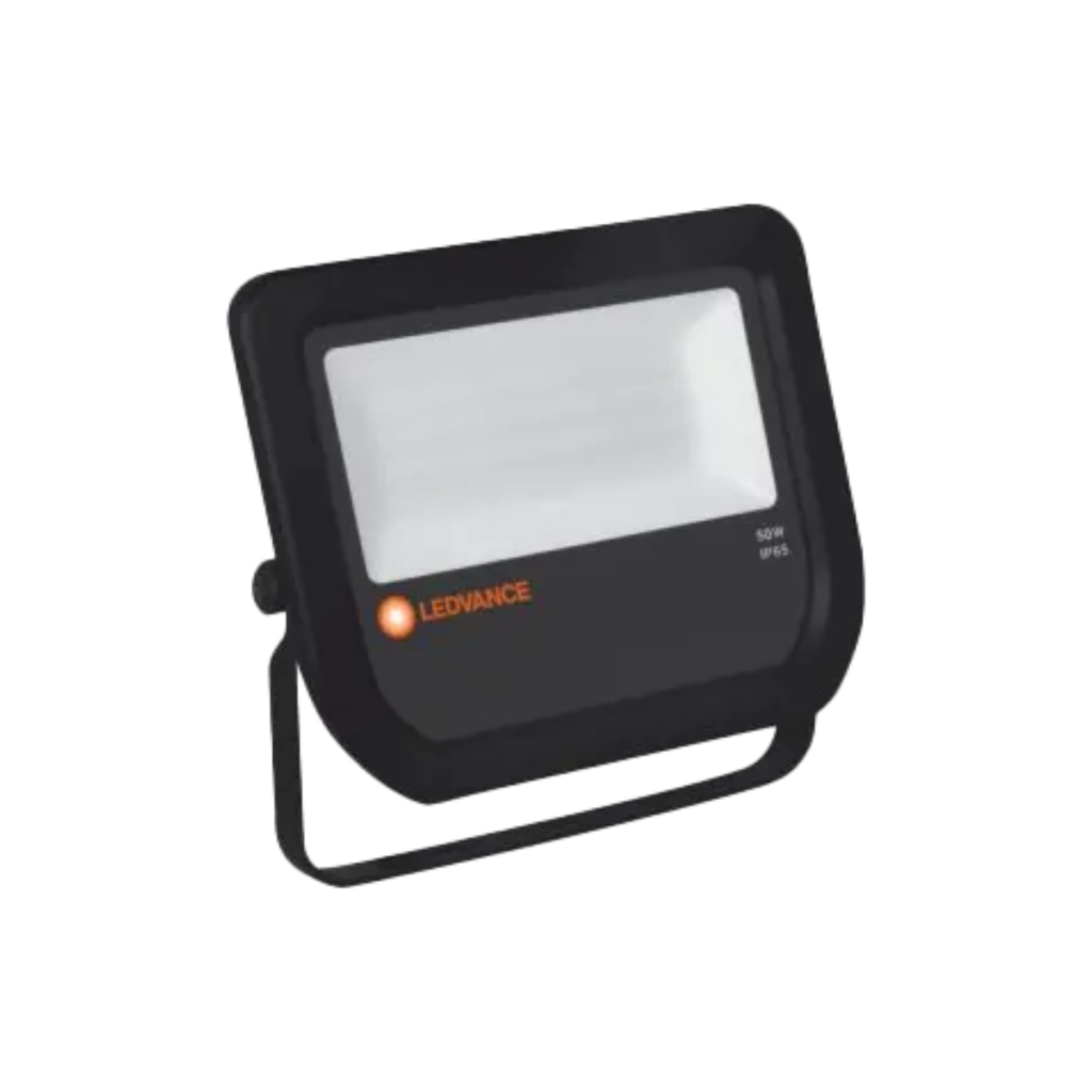 Projecteur LED noir Ledvance 50W IP65 vu de trois-quarts avec étrier métallique au sol, fond blanc