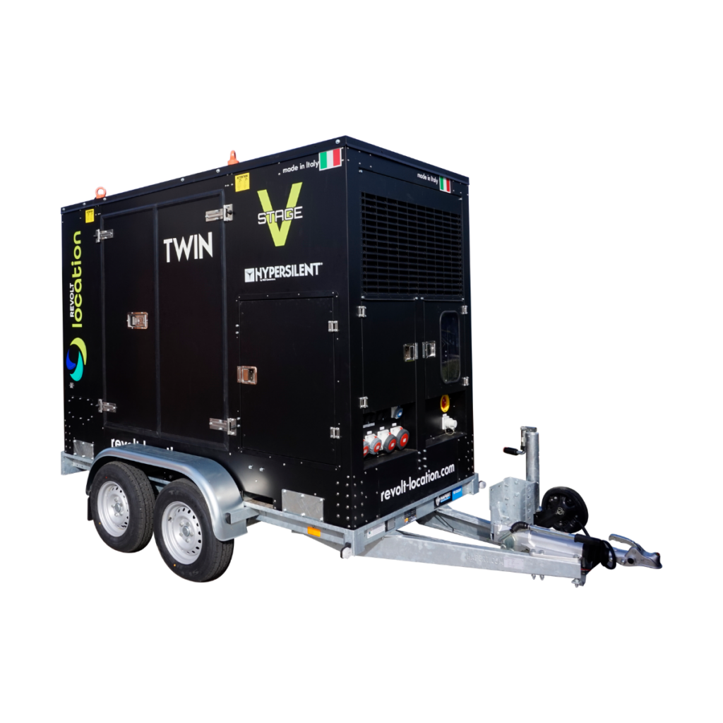 Groupe électrogène insonorisé Revolt Location Twin Stage V Hypersilent sur remorque routière à double essieu, fond blanc