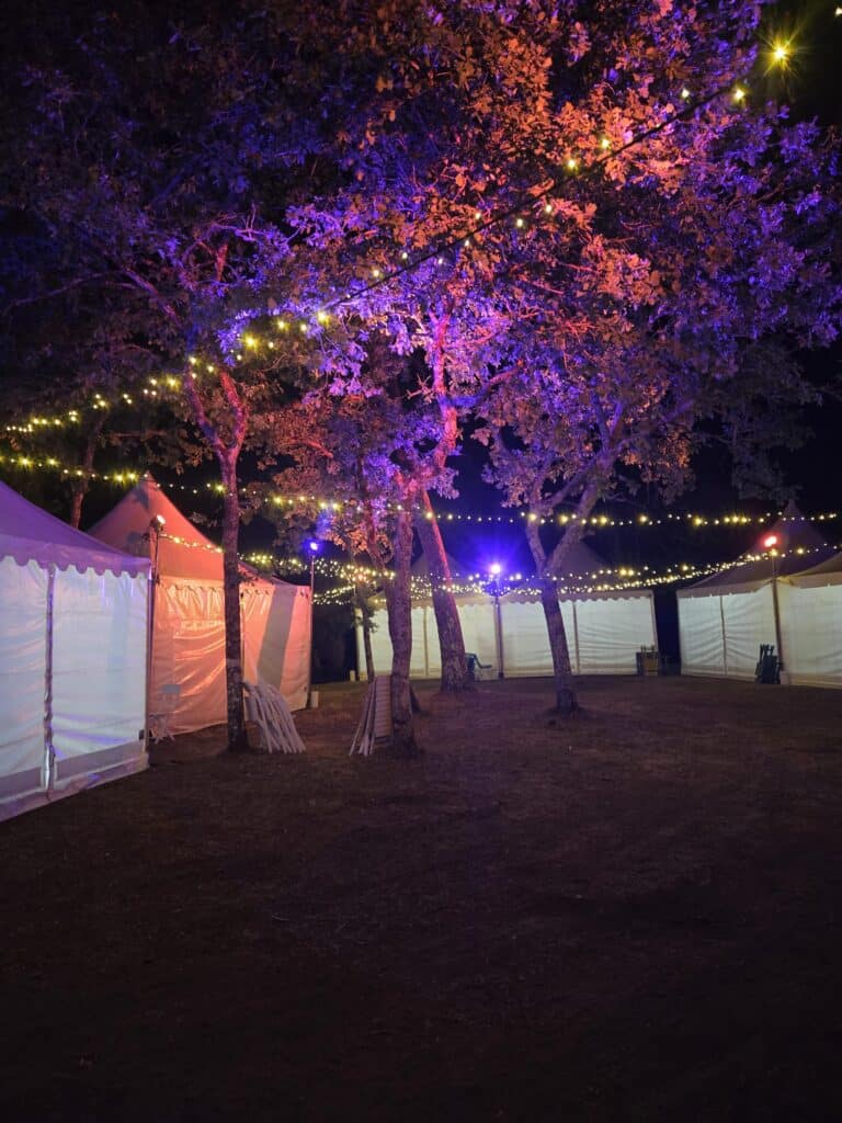 Mise en lumière colorée d'un espace évènementiel en extérieur par Elec Expo