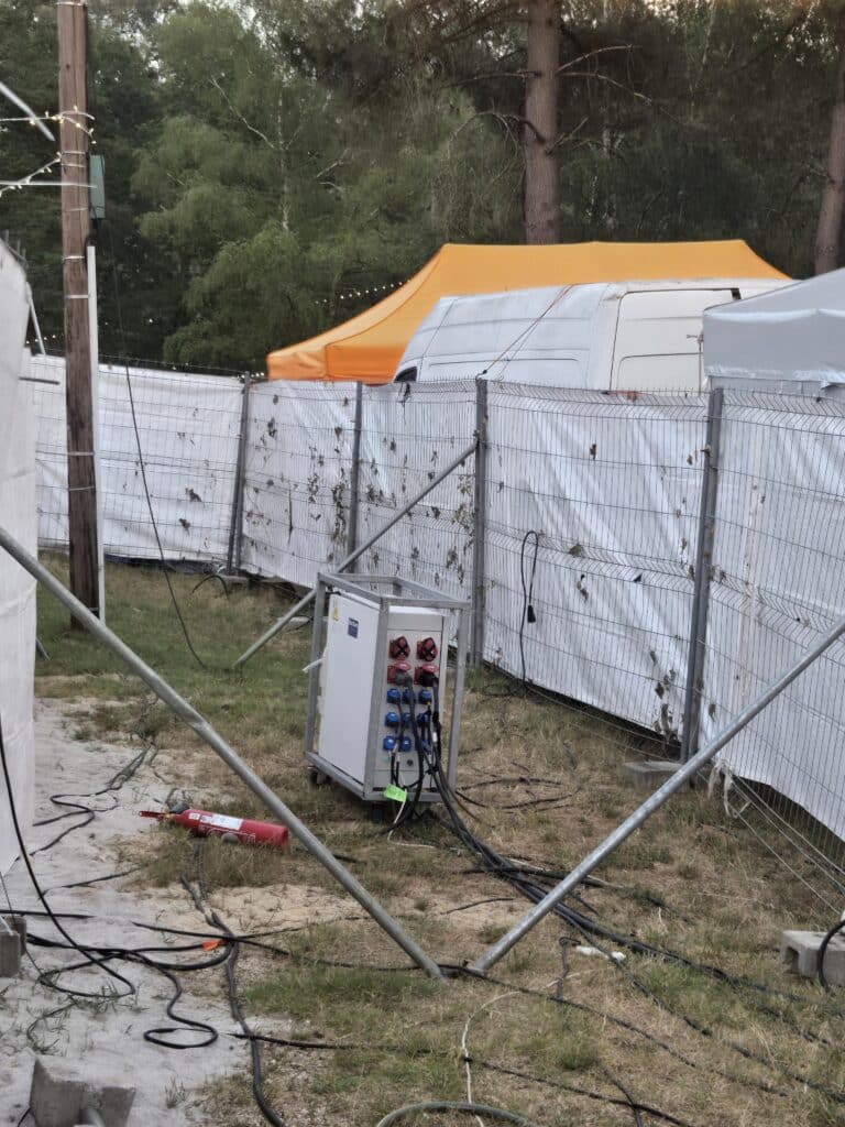 Armoire électrique mobile sur roulettes déployée en coulisses d'un site évènementiel par Elec Expo