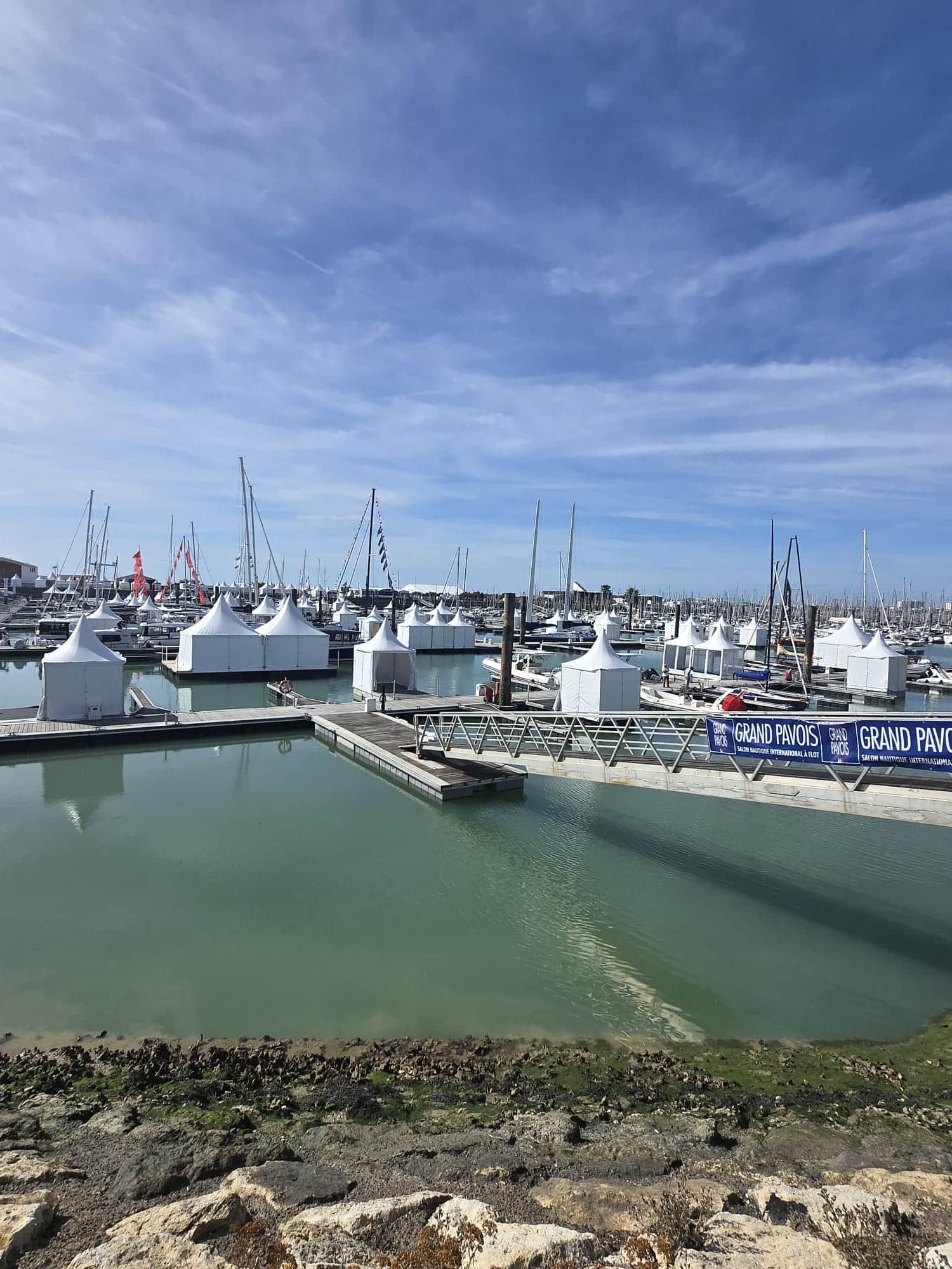 Vue sur le port du Grand Pavois avec tentes et pontons aménagés pour l’événement