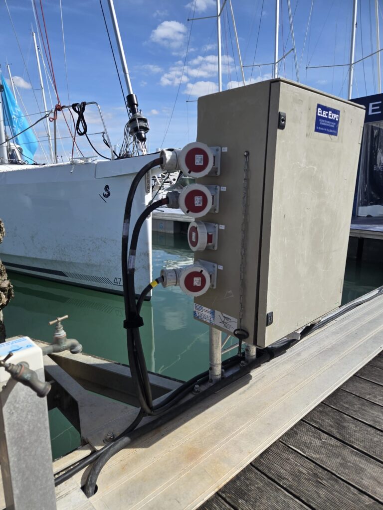 Coffret de distribution électrique Elec Expo installé sur un ponton pour alimenter des bateaux