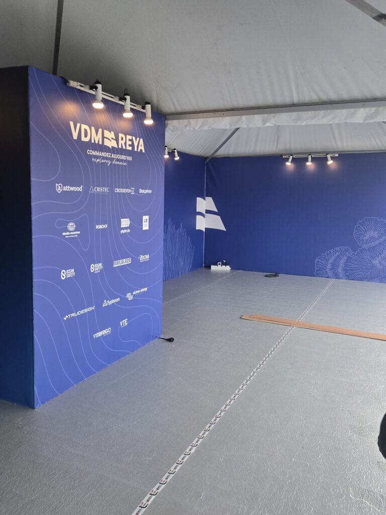 Stand événementiel sous tente avec éclairage et habillage personnalisé